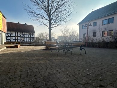 Hoffläche Weltkulturhaus Bild des Hofes mit Brunnen vor dem Weltkulturhaus in Willinghausen
