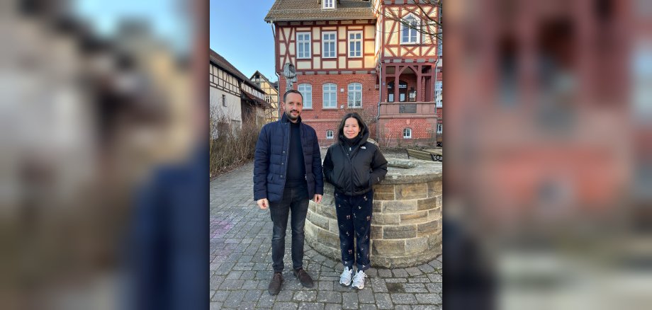 Bürgermeister Luca Fritsch mit der Stipendiatin Pei Chin Lee vor dem Brunnen des Weltkulturhauses
