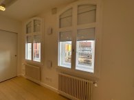 Fenster Seminarraum Sprossenfenster des Seminarraumes mit halbgeschlossenen Verdunklungsrollos