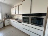 Küche Weltkulturhaus Küche mit 2 Backöfen, Hängeschränken und Spüle