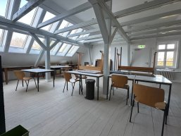großes Atelier großer Atelierraum mit Fensterfront und Arbeitstischen