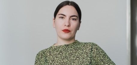 Bürgermeister Luca Fritsch mit der Stipendiatin Pei Chin Lee vor dem Brunnen des Weltkulturhauses