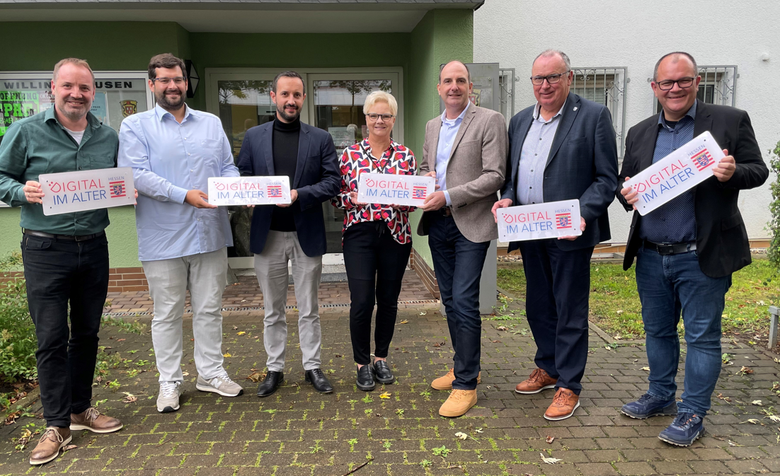 Bild zur Meldung: Foto: Gemeinde Willingshausen von links nach rechts: Bürgermeister Daniel Helwig Schrecksbach, Digitalisierungsbeauftragter Jörn Szypkowski, Bürgermeister Luca Fritsch Willingshausen, Di@-Lotsin Michaela Schügner, Projektverantwortlicher Landesstiftung „Miteinander in Hessen“ Martin Gehl, Bürgermeister Klaus Wagner Oberaula, Bürgermeister Marian Knauff Neukirchen. Es fehlen: Bürgermeister Rainer Barth Gilserberg, Bürgermeister Jonas Korell Ottrau, Bürgermeister Jürgen Liebermann Schwarzenborn, weitere Di@-Lotsen