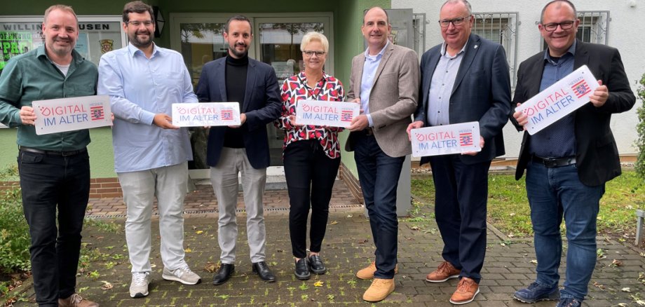 Bild zur Meldung: Foto: Gemeinde Willingshausen von links nach rechts: Bürgermeister Daniel Helwig Schrecksbach, Digitalisierungsbeauftragter Jörn Szypkowski, Bürgermeister Luca Fritsch Willingshausen, Di@-Lotsin Michaela Schügner, Projektverantwortlicher Landesstiftung „Miteinander in Hessen“ Martin Gehl, Bürgermeister Klaus Wagner Oberaula, Bürgermeister Marian Knauff Neukirchen. Es fehlen: Bürgermeister Rainer Barth Gilserberg, Bürgermeister Jonas Korell Ottrau, Bürgermeister Jürgen Liebermann Schwarzenborn, weitere Di@-Lotsen