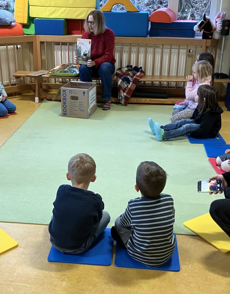 Kerstin Heist, Büchereileiterin Loshausen beim Vorlesen in der KiTa Loshausen