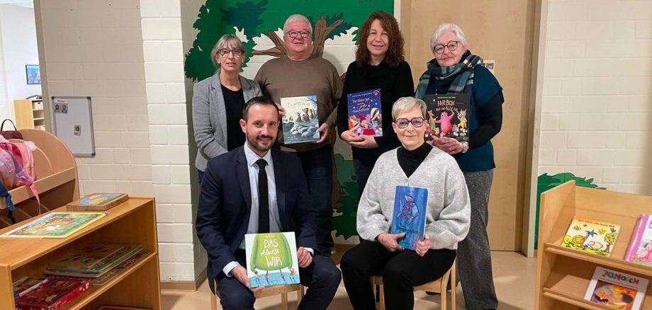 Hinten von links nach rechts: Michaela Wagenführ, Horst Faust, Andrea Glintzer, Ulli Becker-Dippel Vorne von links nach rechts: Bürgermeister Luca Fritsch und Kirsten Nahser Es fehlt: Pfarrerin Katharina Betz