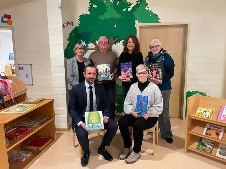 Hinten von links nach rechts: Michaela Wagenführ, Horst Faust, Andrea Glintzer, Ulli Becker-Dippel Vorne von links nach rechts: Bürgermeister Luca Fritsch und Kirsten Nahser Es fehlt: Pfarrerin Katharina Betz