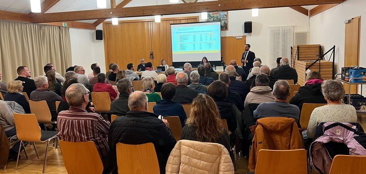 Bürgermeister Luca Fritsch beim Vortrag vor Bürgerinnen und Bürgern im Dorfgemeinschaftshaus Loshausen