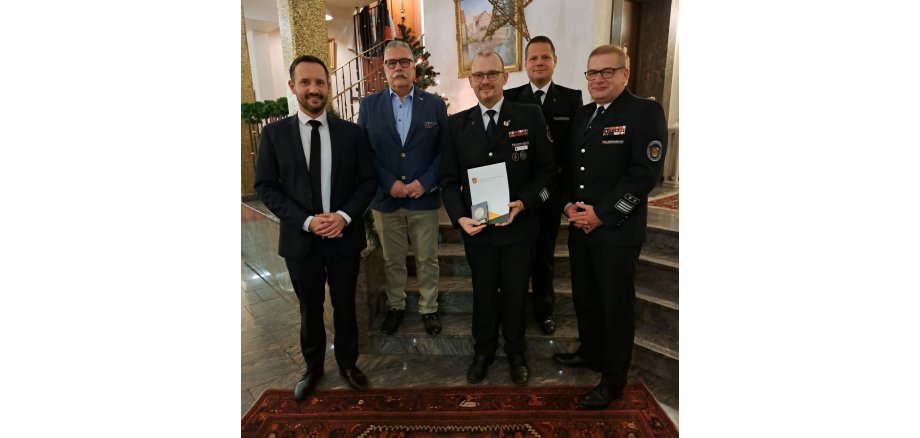 Bürgermeister Luca Fritsch, Udo Schölling, Harald Thiel, Stefan Faust und Ralf Lipphardt. Harald Thiel hat die Urkunde vor sich zeigend in der Hand