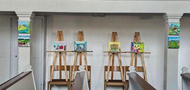 Keilrahmen von den Kindern ausgestellt in der Kirche