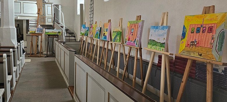 Keilrahmen von den Kindern ausgestellt in der Kirche; seitliche Perspektive