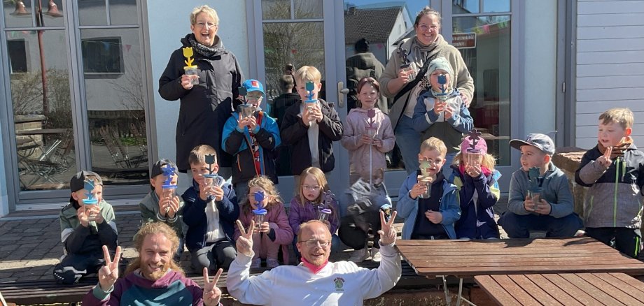 Gruppenfoto von Kinder mit Erziehern