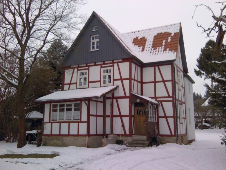 Bild von einem Schneebedeckten Fachwerkhaus