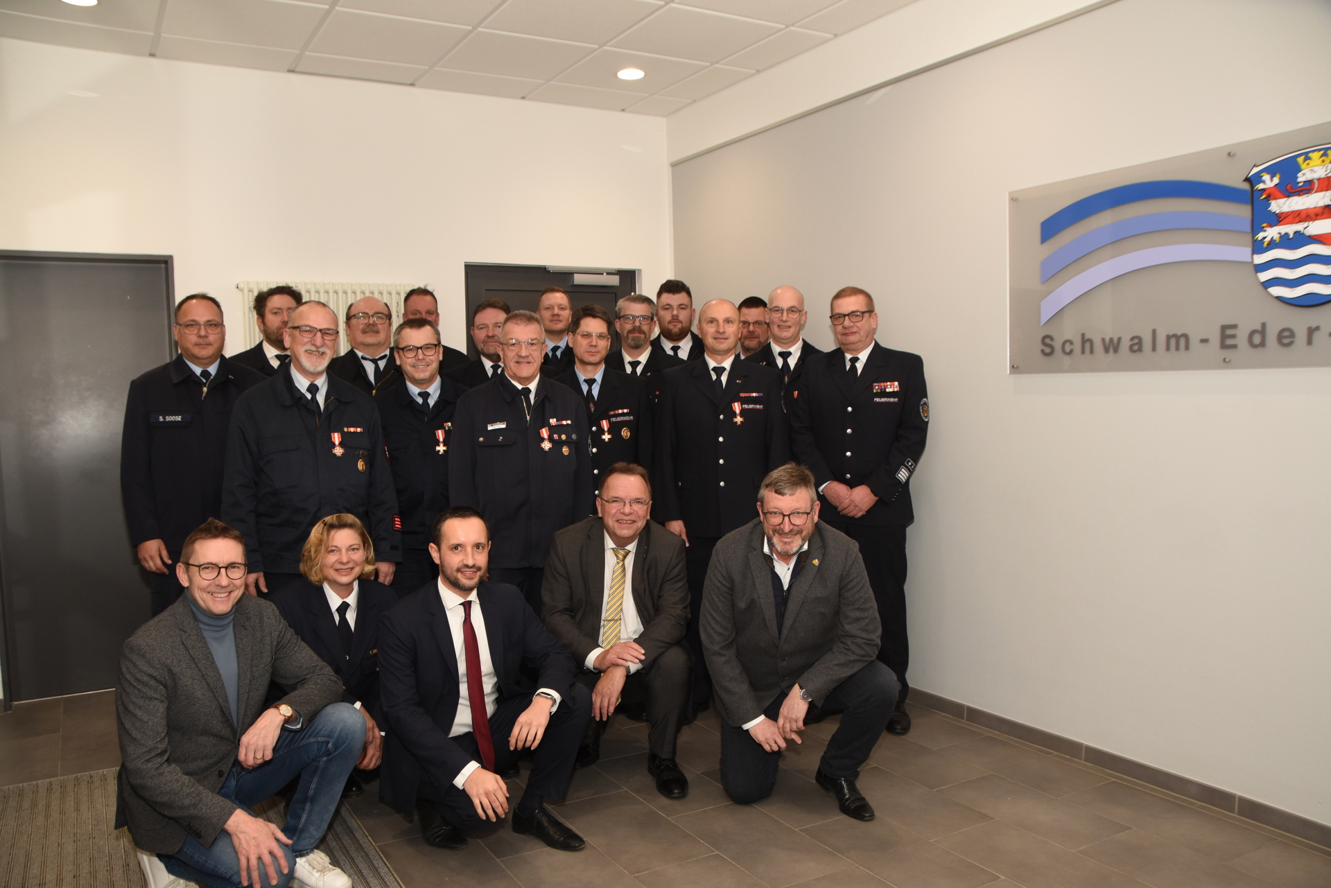 stehend von links: Stefan Soose, Markus Wiederhold, Thomas Dempwolf, Dirk Friedrich, Stadtbrandin-spektor Borken Alexander Wilhelm, Reinhardt Müller, Andre Korell, Holger Raude, Stadtbrandinspektor Niedenstein Jan Hohmann, Frank Riebeling, Karsten Lipphardt, Jan Pfennig, Matthias Deusen, Stellv. Stadtbrandinspektor Niedenstein Stefan Berndt, Lars Pfennig, Gemeindebrandinspektor Willingshausen Ralf Lipphardt knieend von links: Bürgermeister Borken Marcel Pritsch, Kreisbrandinspektorin Tanja Dittmar, Bürgermeis-ter Willingshausen Luca Fritsch, Landrat Winfried Becker, Bürgermeister Niedenstein Frank Grunewald Bild: Schwalm-Eder-Kreis 