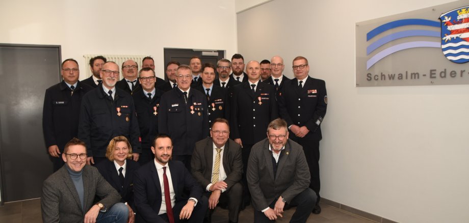 stehend von links: Stefan Soose, Markus Wiederhold, Thomas Dempwolf, Dirk Friedrich, Stadtbrandin-spektor Borken Alexander Wilhelm, Reinhardt Müller, Andre Korell, Holger Raude, Stadtbrandinspektor Niedenstein Jan Hohmann, Frank Riebeling, Karsten Lipphardt, Jan Pfennig, Matthias Deusen, Stellv. Stadtbrandinspektor Niedenstein Stefan Berndt, Lars Pfennig, Gemeindebrandinspektor Willingshausen Ralf Lipphardt knieend von links: Bürgermeister Borken Marcel Pritsch, Kreisbrandinspektorin Tanja Dittmar, Bürgermeis-ter Willingshausen Luca Fritsch, Landrat Winfried Becker, Bürgermeister Niedenstein Frank Grunewald Bild: Schwalm-Eder-Kreis 