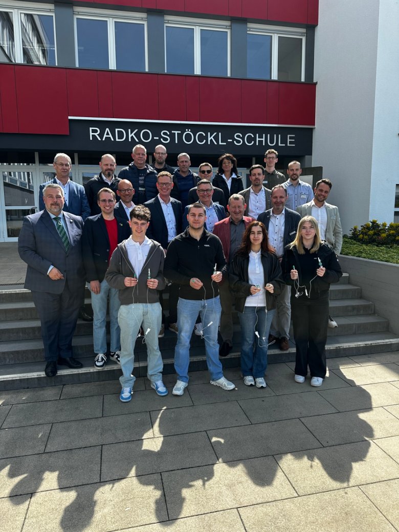 Auf dem Gruppenbild sind neben vier Auszubildenden die Landtagsabgeordneten Günter Rudolph – SPD, Dominik Leyh – CDU und Christoph Sippel, sowie Schulleiter Markus Gille und der Vertreter des Staatlichen Schulamtes Sebastian Jacob und Mike Stämmler vom Schwalm-Eder-Kreis zu sehen. Ebenfalls beim Vorstellungstermin anwesend waren Vertreter verschiedener Ausbildungsbetriebe aus dem Schwalm-Eder-Kreis.