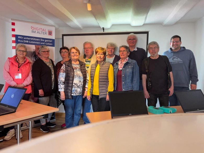 In einem Raum Michaela Schügner, Reinhard Kniest und Jörn Szypkowski zusammen mit den Teilnehmerinnen und Teilnehmern beim Abschluss der Veranstaltungsreihe.