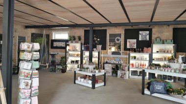 Foto des Hofladens, Verkaufsraum mit diversen Regalen gefüllt mit liebevoll hergestellten waren